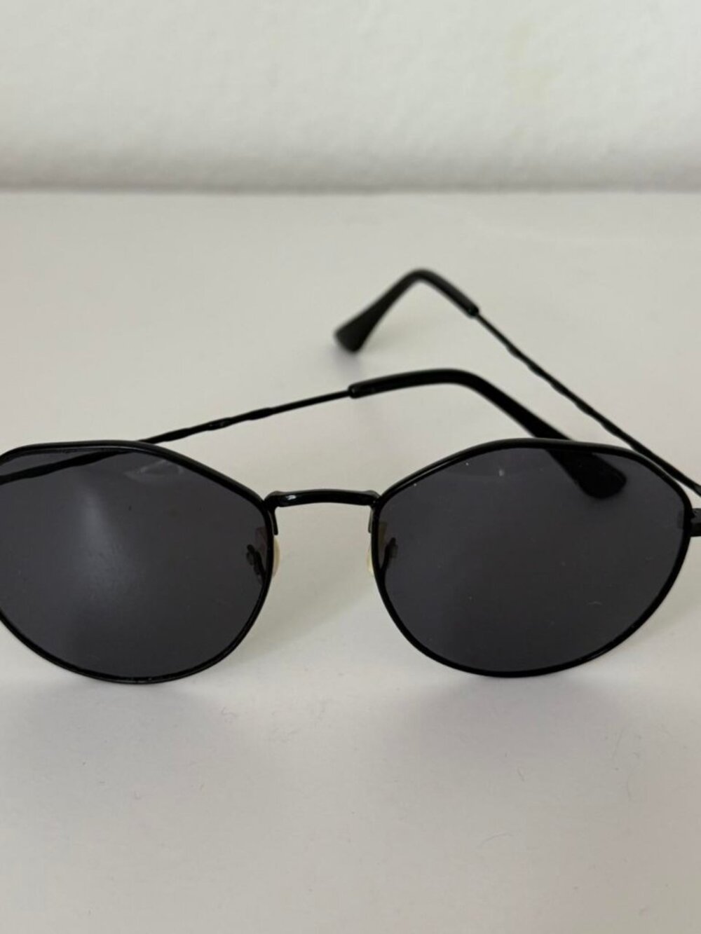 Black round sunglasses